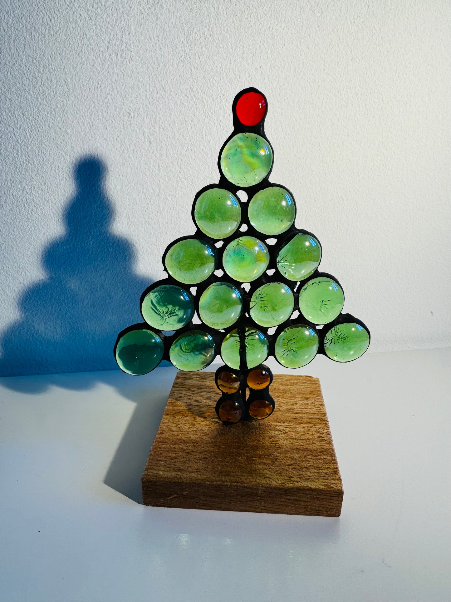 Handgefertigter Weihnachtsbaum aus Glasnuggets