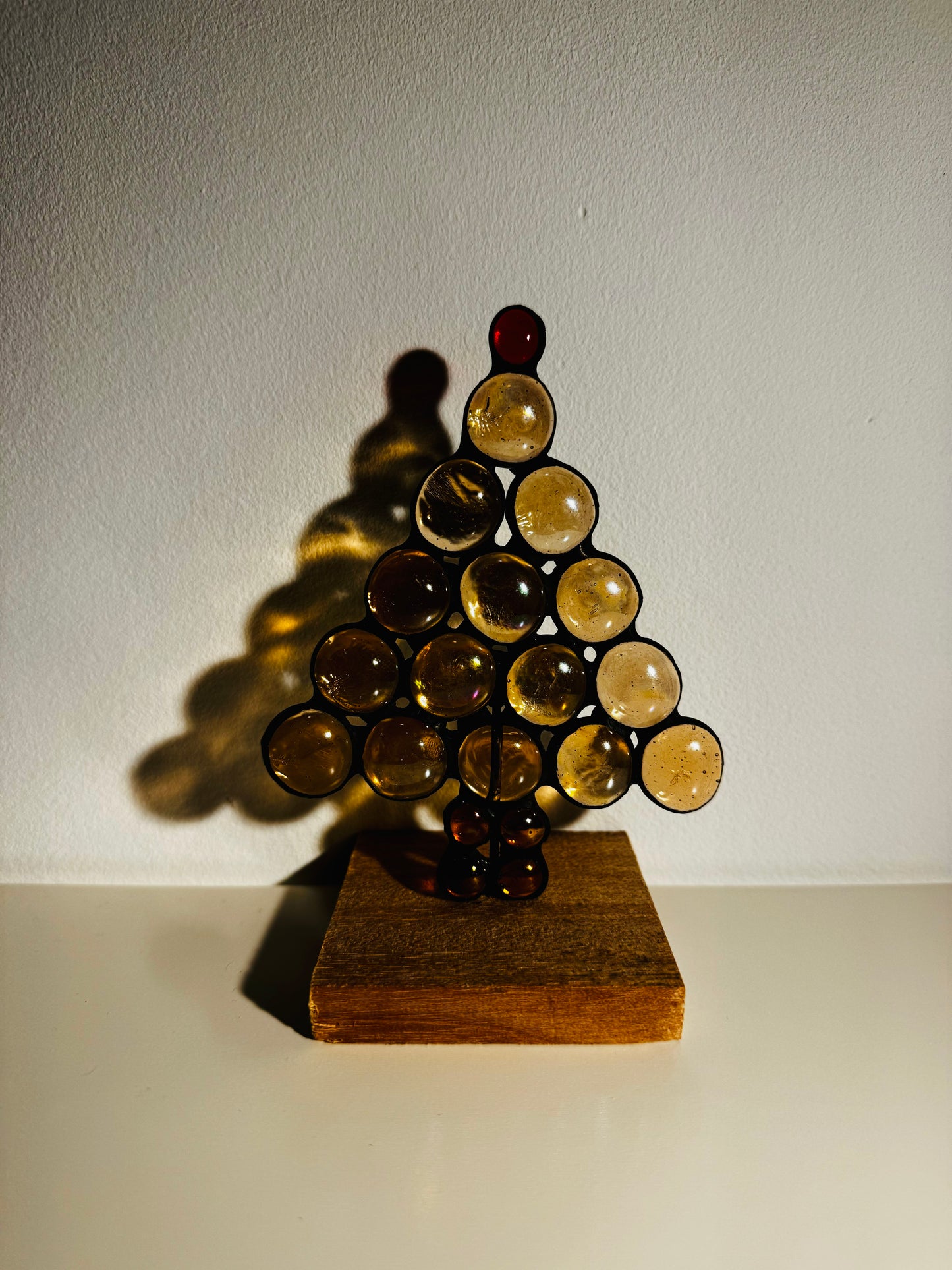 Handgefertigter Weihnachtsbaum aus Glasnuggets