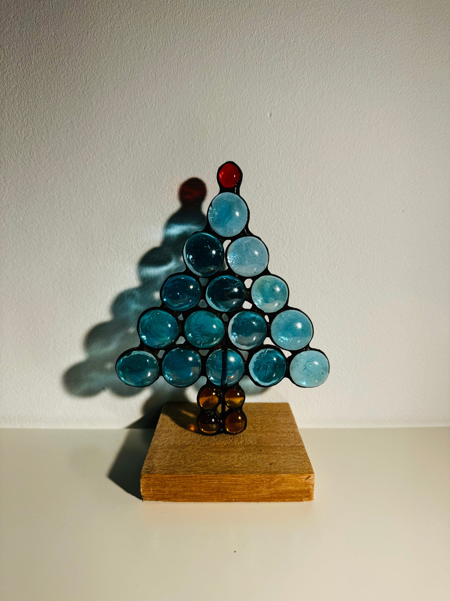 Handgefertigter Weihnachtsbaum aus Glasnuggets