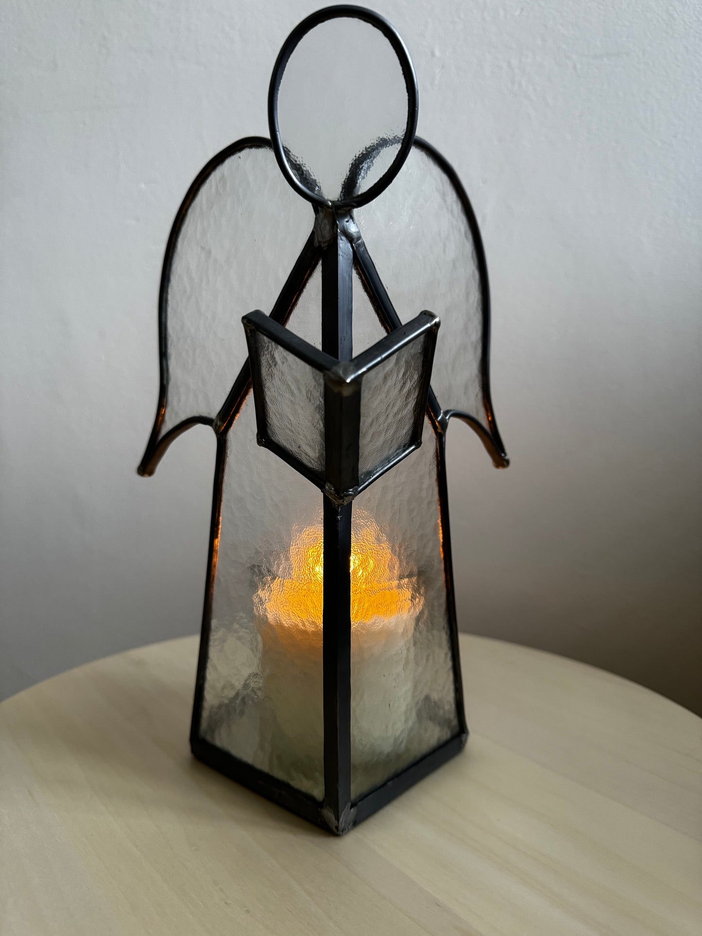 Wunderschöner Engel aus Buntglas – einzigartige größere Variante