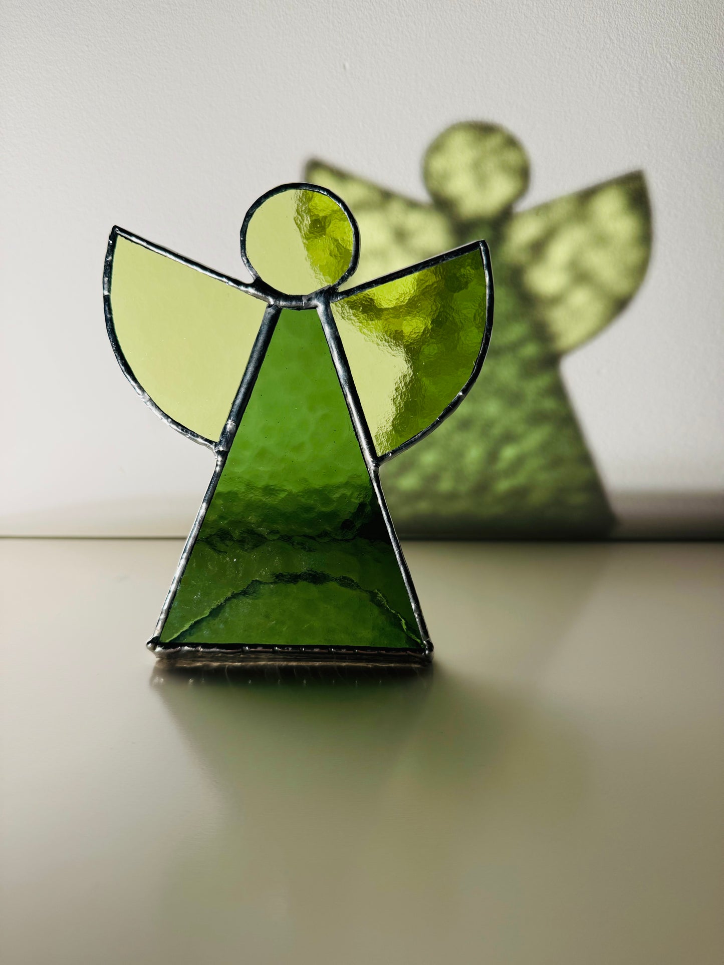Stehender Engel aus Buntglas – 15 cm groß, einzigartige Farben