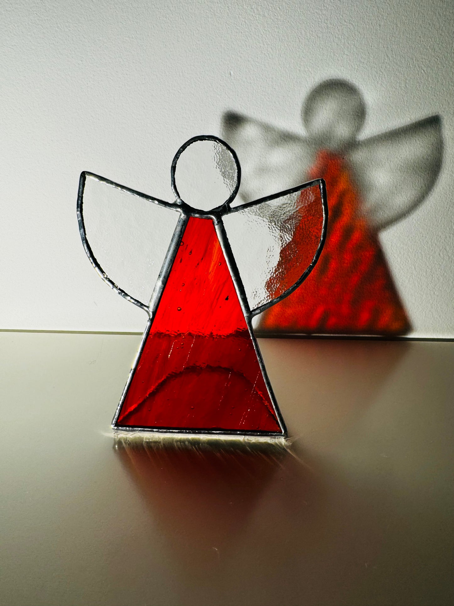 Stehender Engel aus Buntglas – 15 cm groß, einzigartige Farben