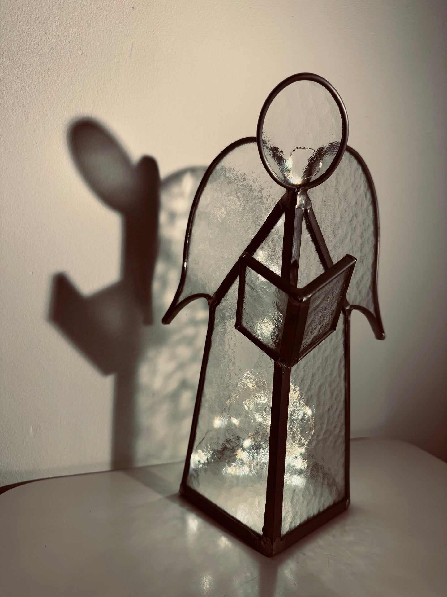 Einzigartiger Engel aus Buntglas – handgefertigt und farbenfroh!