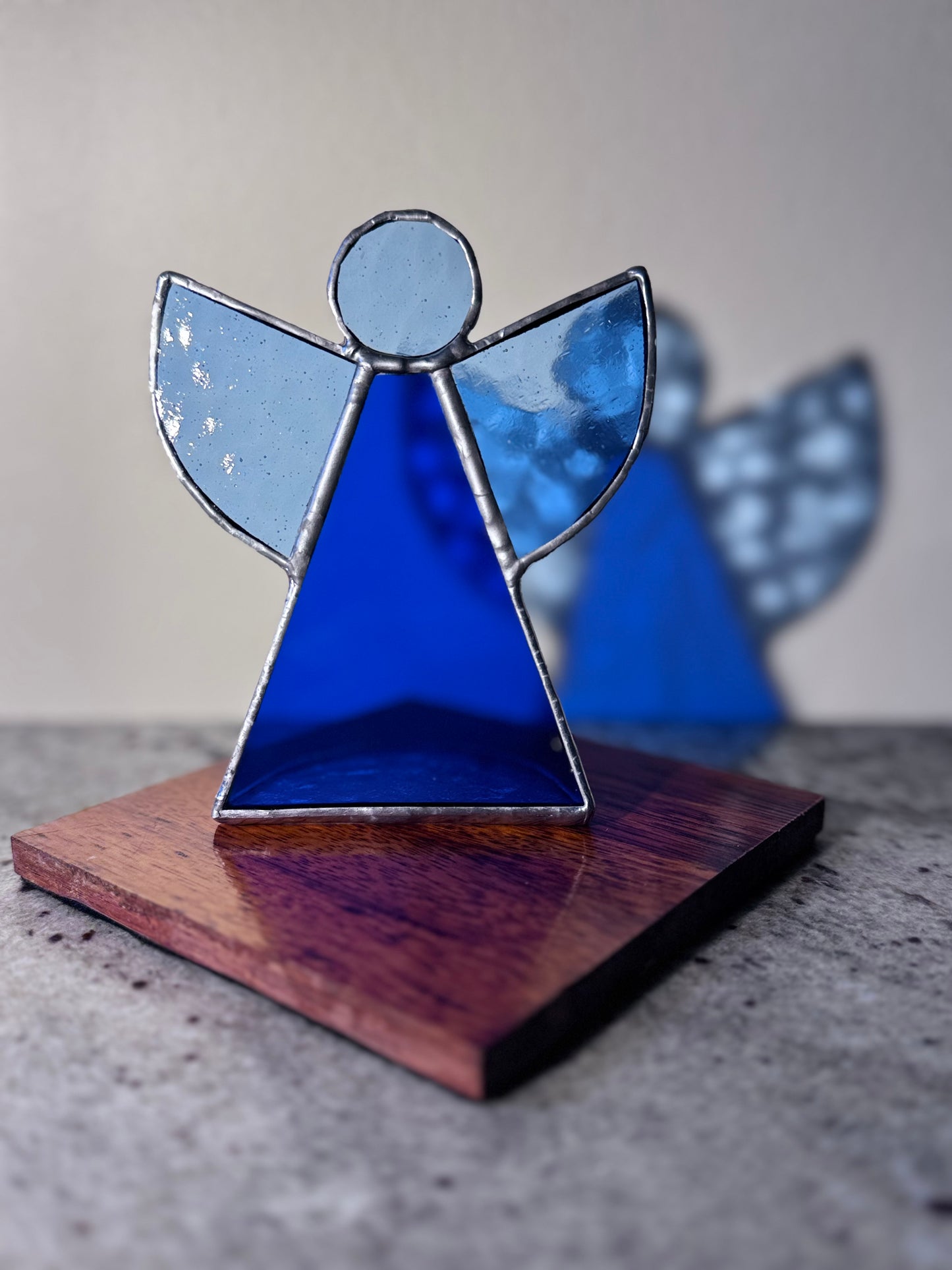 Staande Engel van Glas in Lood – 15 cm Groot, Unieke Kleuren – Irma's glas  in lood, image size:1445x1927